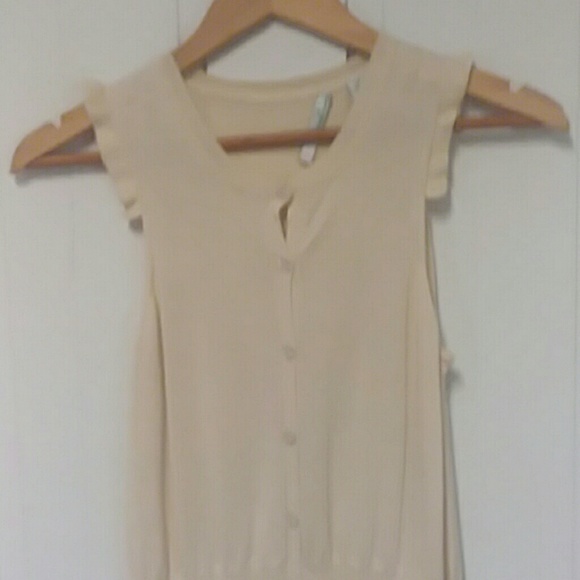 Like NEW cream sleeveless sweater - Picture 2 of 2